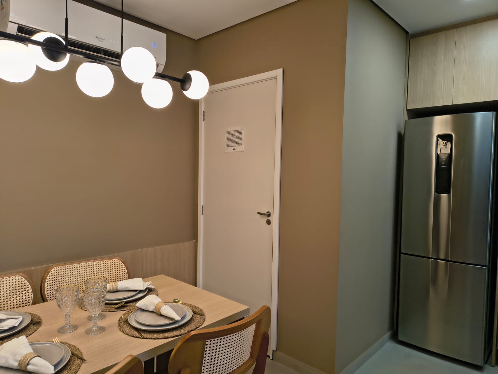 Sala e cozinha integradas, vista da porta de entrada